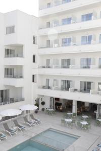 Бассейн в Aparthotel Marina Drach или поблизости