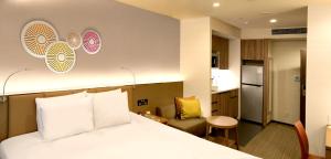Holiday Inn & Suites Shin Osaka by IHG的厨房或小厨房