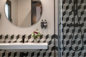 a bathroom with a sink and a mirror at Hesperia Barcelona Barri Gòtic in Barcelona +105 photos