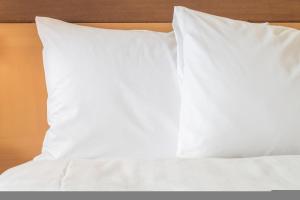 Holiday Inn & Suites Shin Osaka by IHG客房内的一张或多张床位