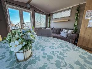 Posezení v ubytování Gorgeous Caravan With Decking & Wifi In Suffolk Ref 20141Bs
