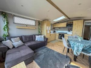 Η κουζίνα ή μικρή κουζίνα στο Gorgeous Caravan With Decking & Wifi In Suffolk Ref 20141Bs +10 φωτογραφίες