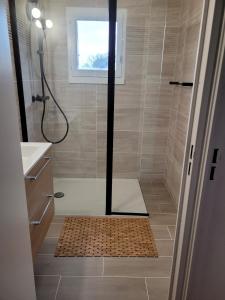 a bathroom with a shower with a shower curtain at Maison paisible avec jardin à Houlgate in Houlgate +7 photos