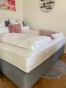 Ένα ή περισσότερα κρεβάτια σε δωμάτιο στο Stylische Wohnung mit Balkon