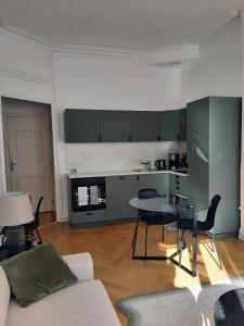 a living room with a couch and a table at Haussmannien rénové et climatisé, Centre de Lyon in Lyon
