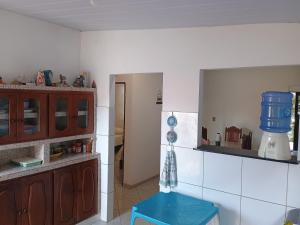 una cucina con sgabello blu in una camera di Casa na praia de Touros a Touros Altre 14 foto