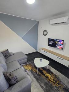 una sala de estar con un sofá y una mesa en Vila Eriona, en Baks-Rrjoll