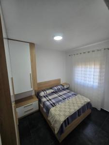 Un dormitorio con una cama y una ventana en Vila Eriona, en Baks-Rrjoll 7 fotos más