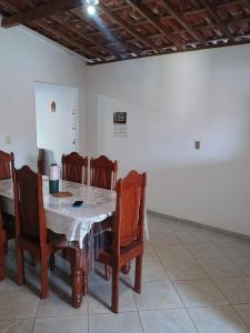 una sala da pranzo con tavolo e sedie di Casa na praia de Touros a Touros