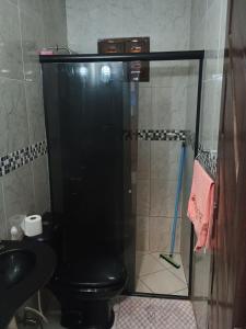 un bagno con doccia, wc e lavandino di Casa na praia de Touros a Touros