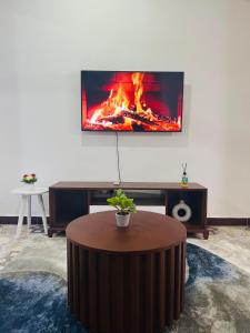 una sala de estar con una mesa y una chimenea en The Luxe Apartment, en Zanzíbar 43 fotos más