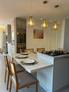 Η κουζίνα ή μικρή κουζίνα στο Apartamento novo frente mar