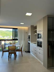 Η κουζίνα ή μικρή κουζίνα στο Apartamento novo frente mar +52 φωτογραφίες