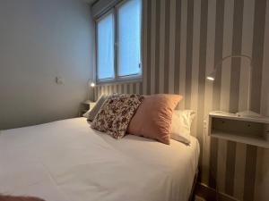 A bed or beds in a room at Olabide by Smiling Rentals