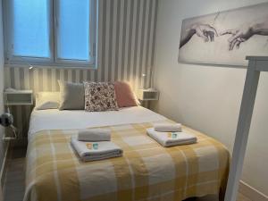 A bed or beds in a room at Olabide by Smiling Rentals