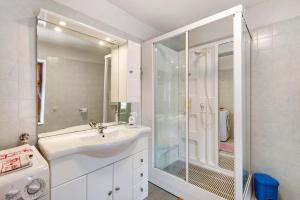 ein weißes Badezimmer mit Waschbecken und Dusche in der Unterkunft Il cuore delle dolomiti in Vinigo + 18 Fotos