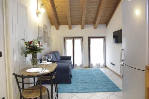 a living room with a blue couch and a table at Midnight blues for 3 people near the airport in Azzano San Paolo