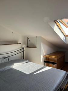 Giường trong phòng chung tại Piccolo Attico Porta Nuova