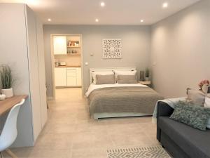 un dormitorio con una cama y un sofá en Lifestyle Apartment, en Schwabach