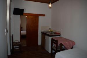 Кухня или мини-кухня в Isidora Rooms
 +12 фотографий