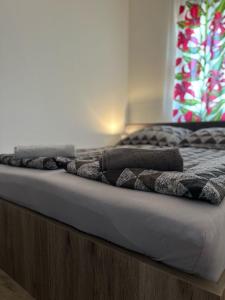 Un pat sau paturi într-o cameră la Corso Wellness Apartman +12 fotografii