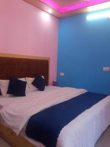 Postel nebo postele na pokoji v ubytování Krishna resort + 7 fotografií