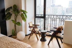 Balkón nebo terasa v ubytování Shanghai M home B&B near East Nanjing Road Subway near The Bund and Peoples Square 上海小胖纸民宿-南京东路店-天赐外滩