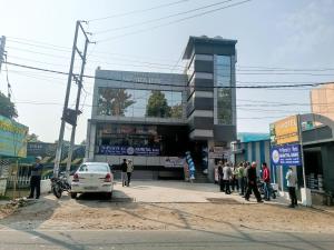 a group of people standing in front of a building at Hotel Mehra Inn in Haldwāni