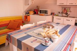 een keuken met een tafel en een dienblad met eten erop bij Casa vacanze santantioco in SantʼAntìoco +13 foto's