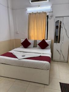 Una cama o camas en una habitación de Hotel Krishna Executive
