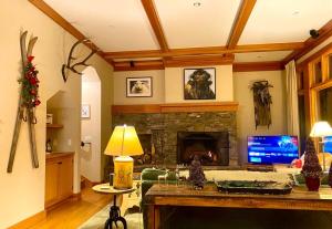 ストーにあるLuxury Villa at Stowe & Trapp with Exceptional Mountain Views & Resort Amenitiesの暖炉とテレビのあるリビングルーム +42枚の写真