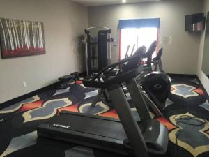 een kamer met een fitnessruimte met cardioapparatuur op een tapijt bij MainStay Suites Odessa I-20 in Odessa