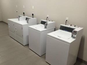 een groep witte wasmachines in een kamer bij MainStay Suites Odessa I-20 in Odessa +8 foto's