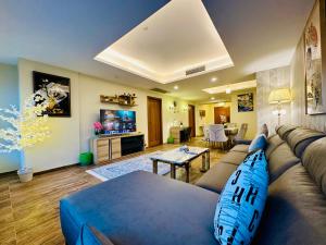 イスラマバードにあるCentaurus Apartmentのソファとテレビのあるリビングルーム