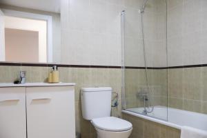 Un baño con inodoro, ducha y lavabo. en TAYP San Marcos 103, en Talayuela