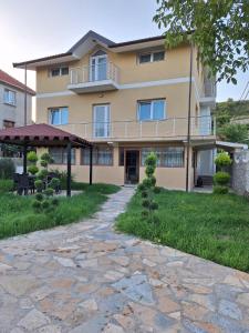 a house with a walkway in front of it at La Casa di Fatmir in Shkodër