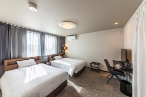Giường trong phòng chung tại Wonders Hotel +24 ảnh