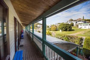 
Ein Balkon oder eine Terrasse in der Unterkunft Bay of Islands Lodge - YHA Paihia
