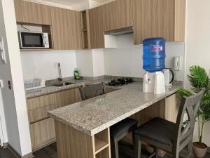 a kitchen with a counter with a blender on it at departamento central costero in Iquique