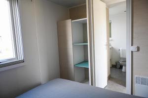 Postel nebo postele na pokoji v ubytování Ferienpark Süderstapel - Eidernest 3