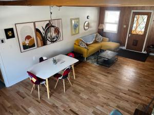 a living room with a table and a couch at Maison du Havre Petit Duplex in La Malbaie