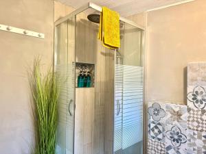 a shower with a glass door in a bathroom at Ca' Balenga - Centralissimo con posto auto coperto gratuito in Asti +33 photos