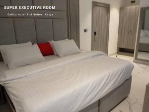 Krevet ili kreveti u jedinici u okviru objekta Calico Hotel and Suites, Abuja