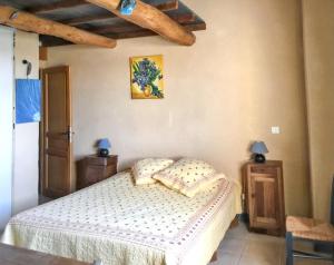 ein Schlafzimmer mit einem Bett in einem Zimmer in der Unterkunft Villa spacieuse à Richerenches in Richerenches + 47 Fotos