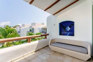 a balcony with a bench and a picture at Perfect Villa with Pool Access and Close to the Beach in Playa del Carmen