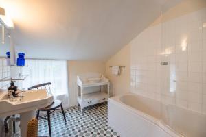 a bathroom with a sink and a bath tub at Varley House, Saxmundham in Saxmundham +37 photos