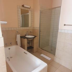 Bilik mandi di Mapungubwe Apartments