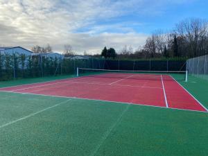 a tennis court with a net on top of it at Mobil home 3 chambres, empl K079, les charmettes in Les Mathes