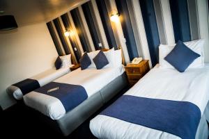 Postel nebo postele na pokoji v ubytování Channel View Hotel