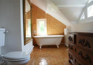Salle de bains dans l'établissement L'Auberge 91530